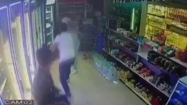 Yolda yürürken tacize uğrayan genç kadın sığındığı tekel bayisinde öldüresiye dövüldü Yolda yürürken tacize uğrayan genç kadın sığındığı tekel bayisinde öldüresiye dövüldü