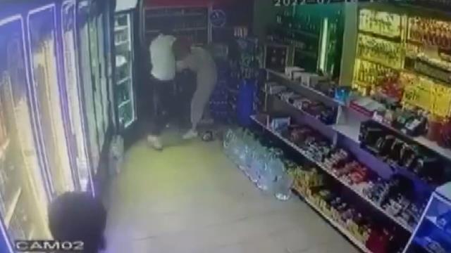 Yolda yürürken tacize uğrayan genç kadın sığındığı tekel bayisinde öldüresiye dövüldü Yolda yürürken tacize uğrayan genç kadın sığındığı tekel bayisinde öldüresiye dövüldü