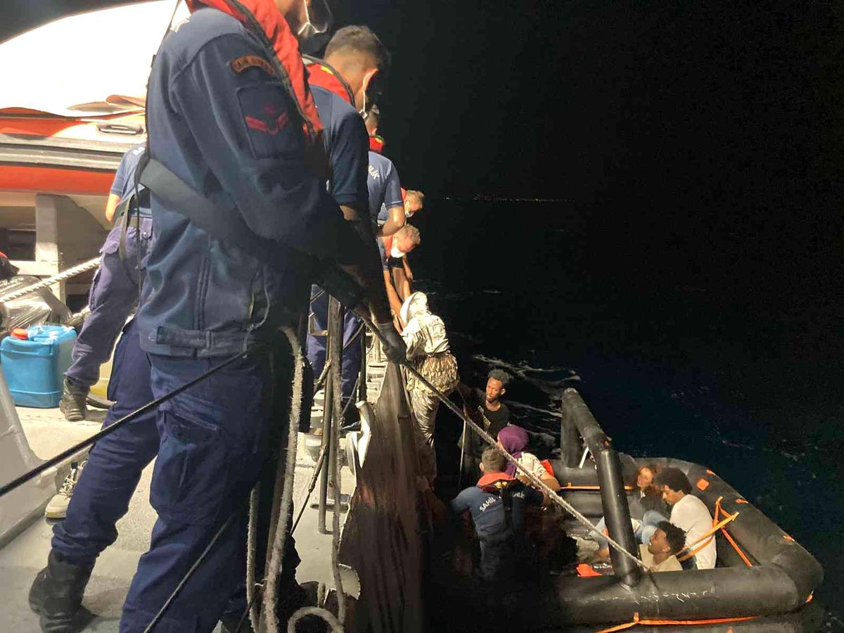 Yunanistan unsurlarınca geri itilen 9 göçmen kurtarıldı