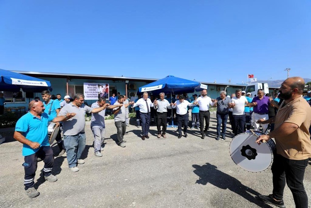 Yüzde 78 zam alan belediye işçileri, başkanı davul zurnayla karşıladı Yüzde 78 zam alan belediye işçileri, başkanı davul zurnayla karşıladı