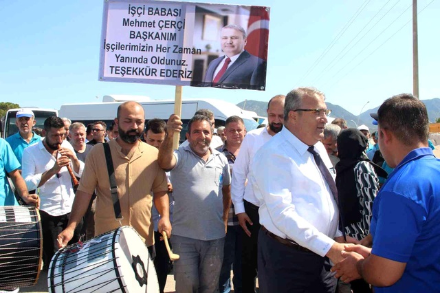 Yüzde 78 zam alan belediye işçileri, başkanı davul zurnayla karşıladı Yüzde 78 zam alan belediye işçileri, başkanı davul zurnayla karşıladı