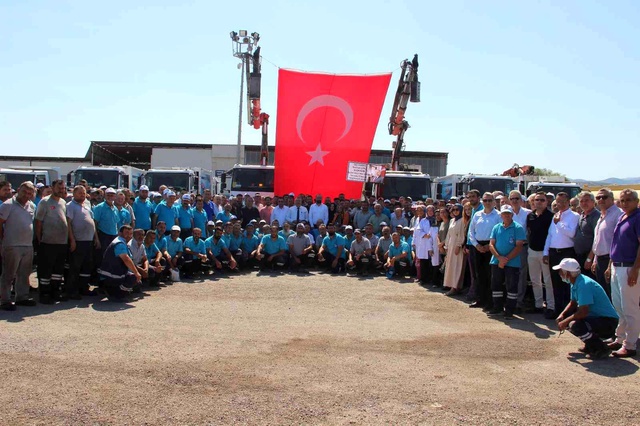 Yüzde 78 zam alan belediye işçileri, başkanı davul zurnayla karşıladı Yüzde 78 zam alan belediye işçileri, başkanı davul zurnayla karşıladı