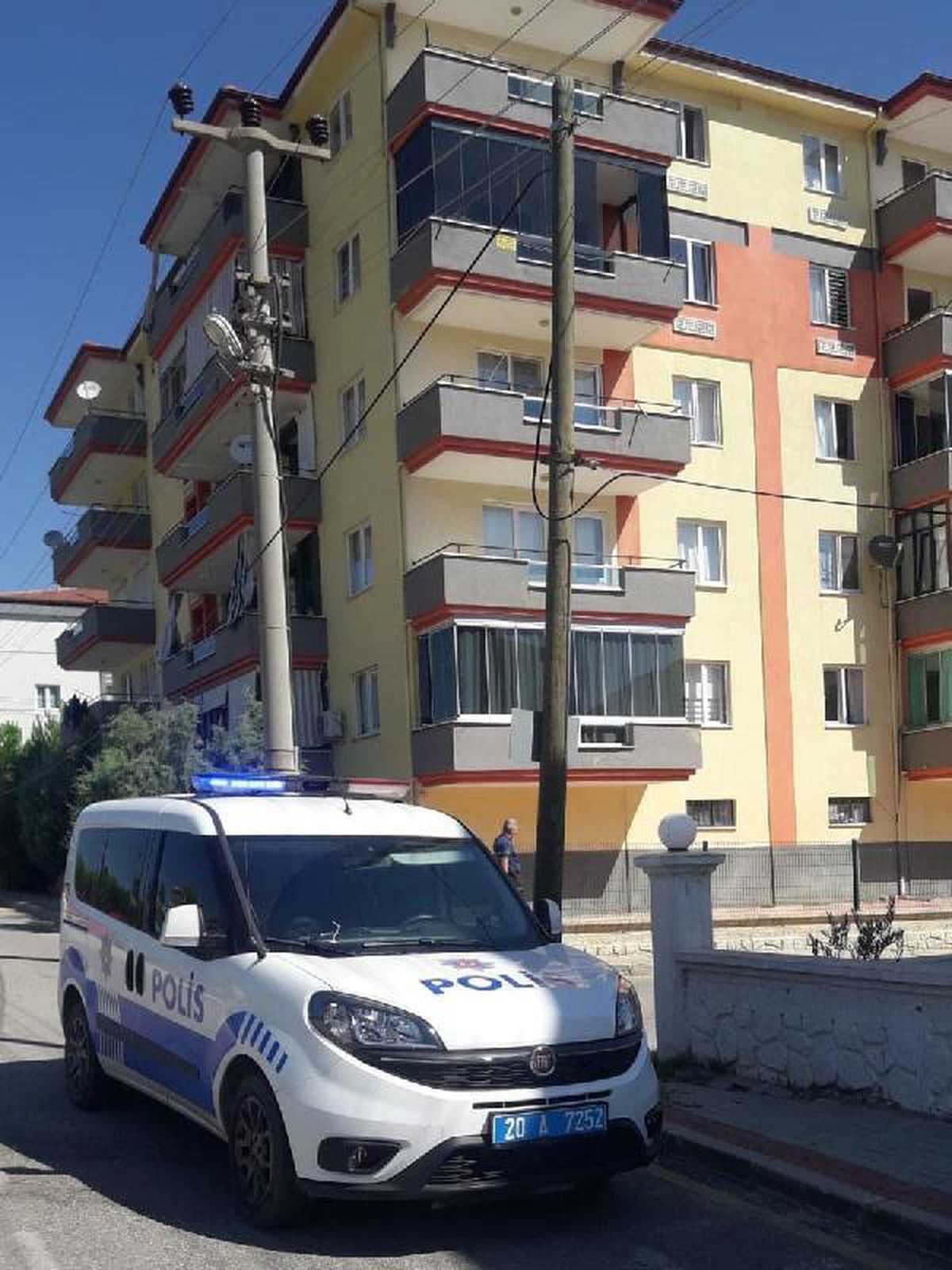 4\'üncü kat balkonundan düşen 3 yaşındaki Nil, kurtarılamadı