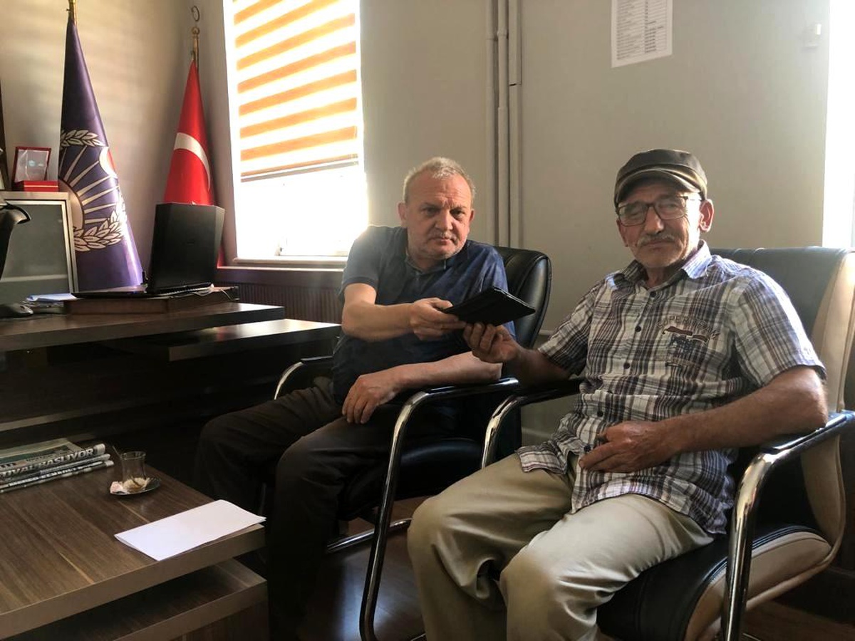 Altın ve para dolu çantayı sahibine teslim etti