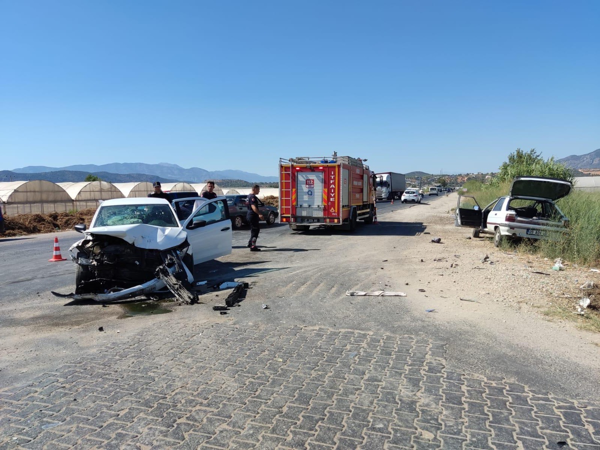 Antalya\'da iki otomobil çarpıştı, 4 kişi yaralandı