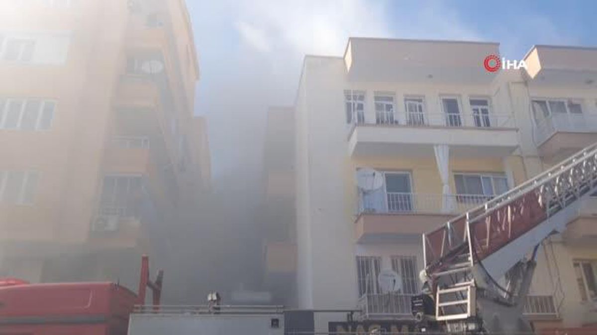 Apartman yangınında dumanların arasında kalan anne ve iki çocuğu böyle kurtarıldı