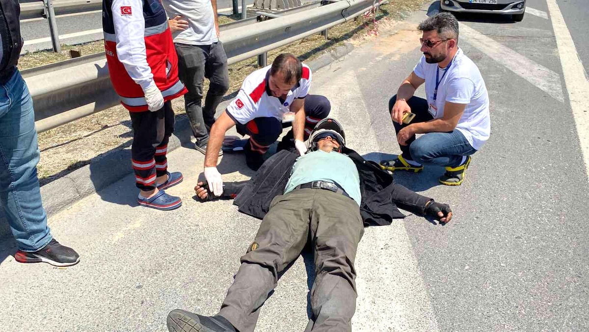 Ataşehir\'de, motosiklet ticari taksiye çarptı