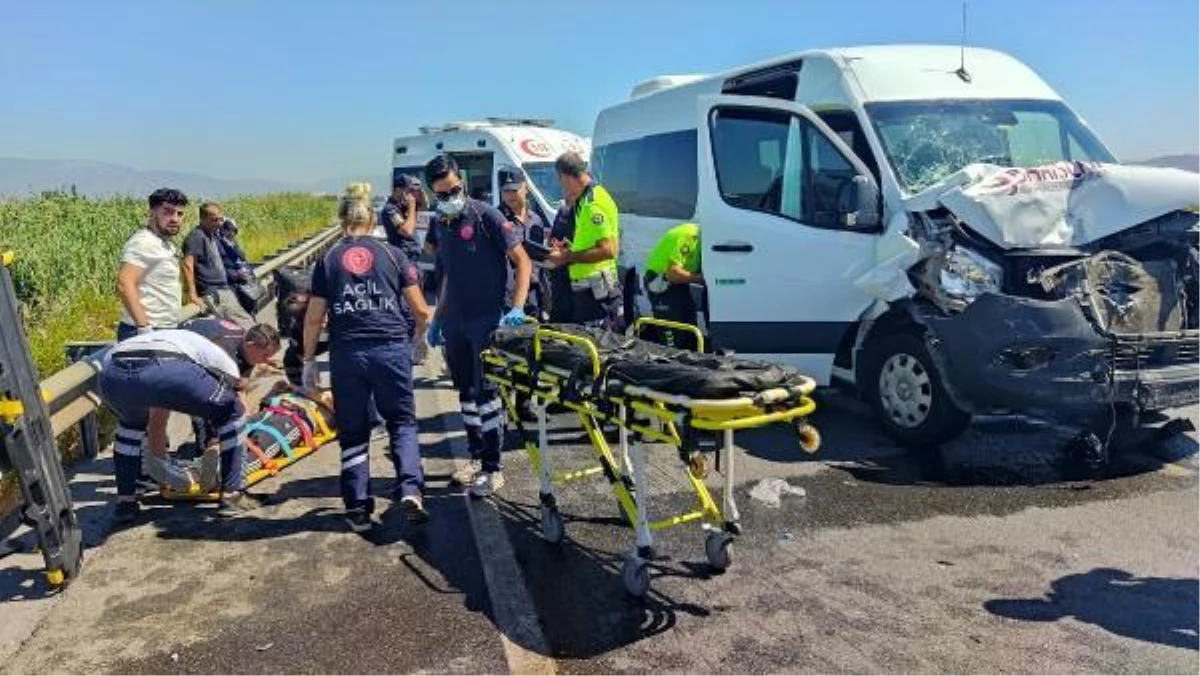 Aydın\'da yolcu minibüsü kamyonete çarptı: 10 yaralı