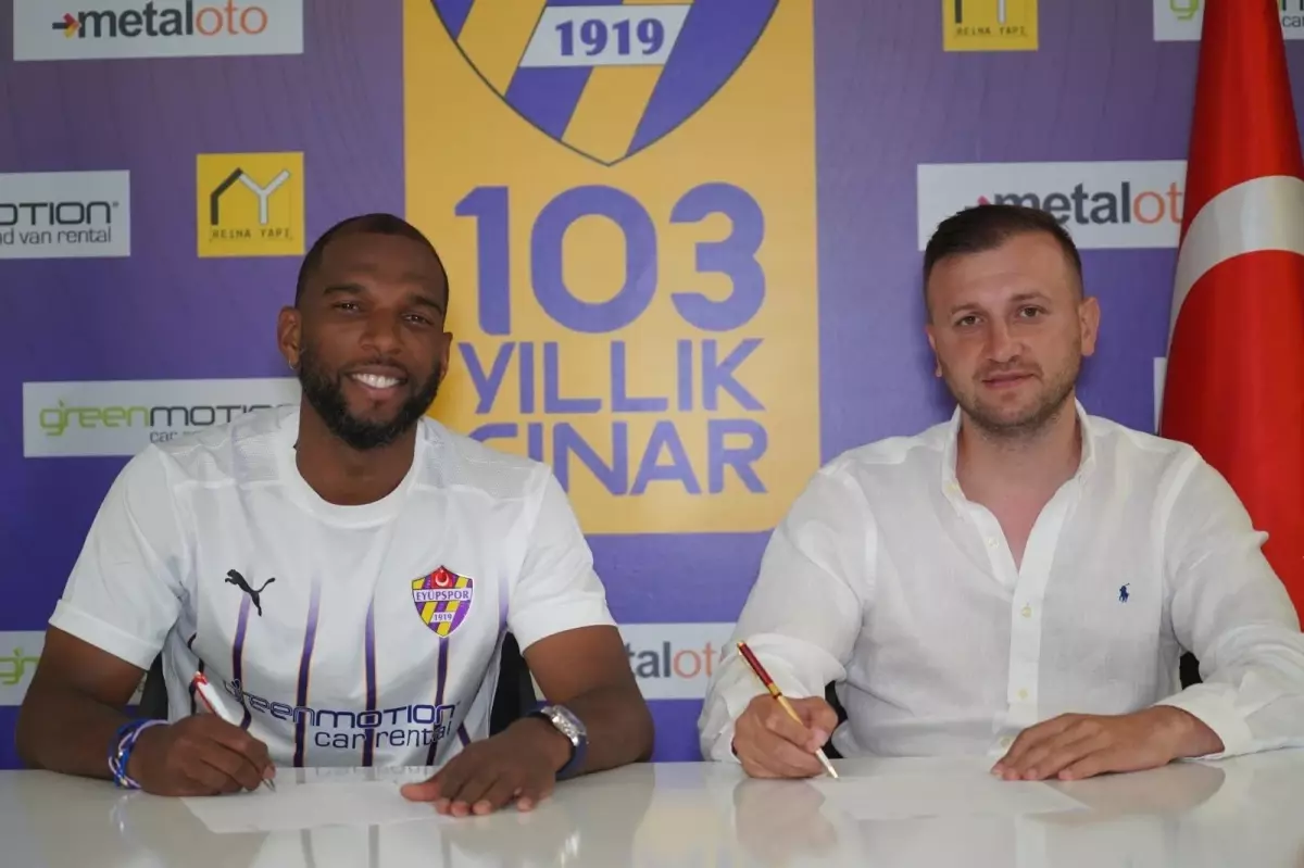 Eyüpspor, Galatasaray ile sözleşmesi sona eren Hollandalı oyuncu Ryan Babel\'i kadrosuna kattı