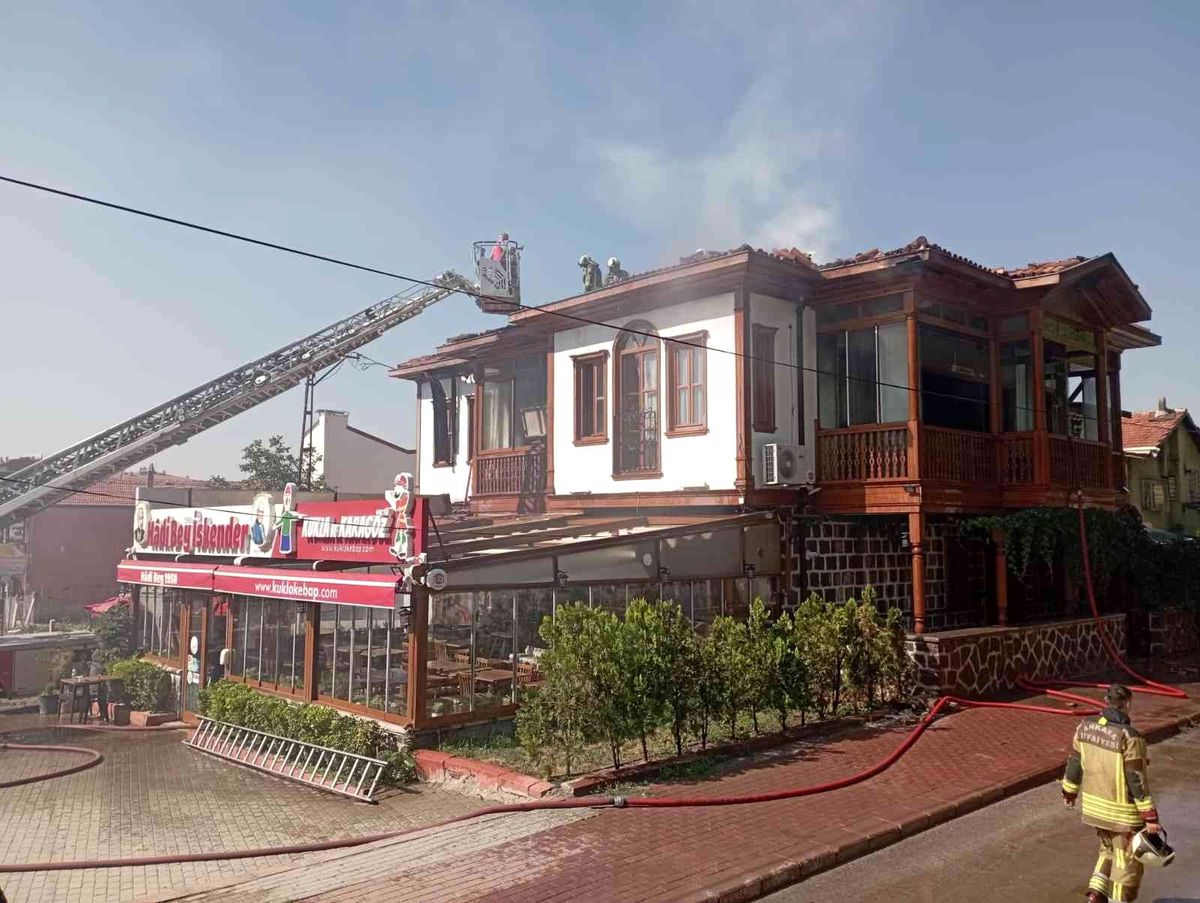 Başkentte korkutan yangın: Bacadan sıçrayan alevler restoran çatısını sardı