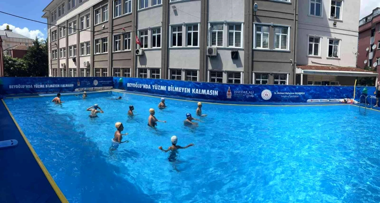 Beyoğlu\'nda çocuklar, yazın tadını portatif yüzme havuzlarında çıkartıyor