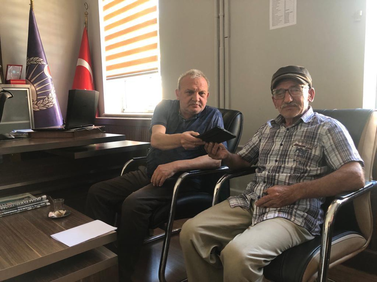 Bursa\'da esnaf iş yerinde bulduğu el çantasını sahibine teslim etti