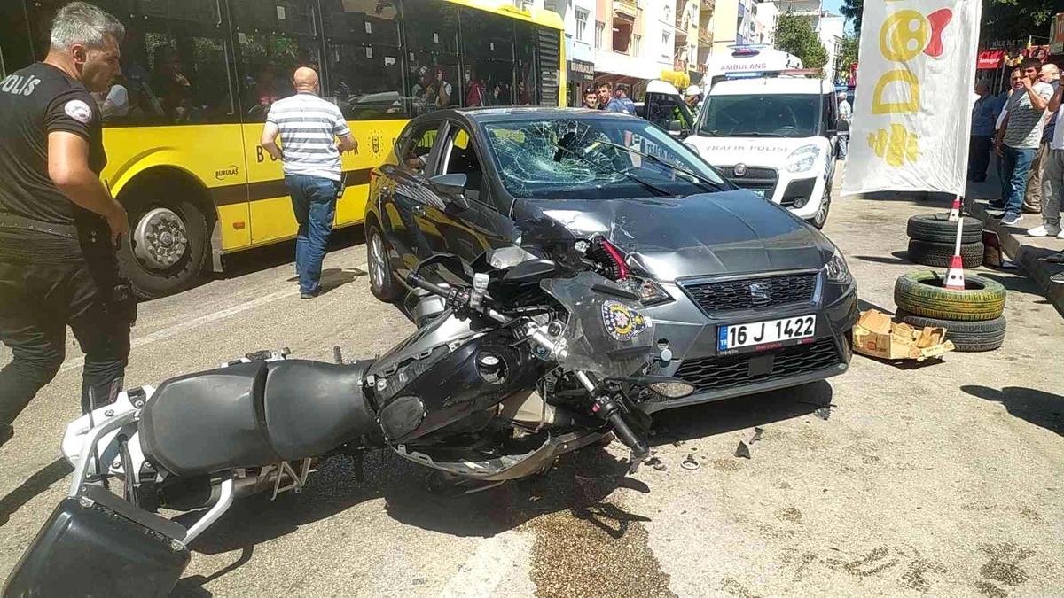 Bursa\'da yunus polisleri ile otomobil çarpıştı: 2 polis yaralandı