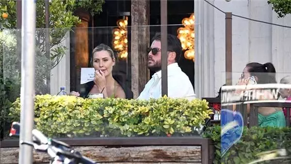 Yeni sevgilisiyle Türkiye'de görüntülenen Chloe Loughnan'dan dikkat çeken Serdar Ortaç yorumu: Onun için en iyisi olsun