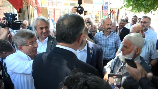 Vatandaş 'Erdoğan sizi Başbakan yaptı niye onu terk ettiniz?' diye sordu, Davutoğlu cevabı geciktirmedi