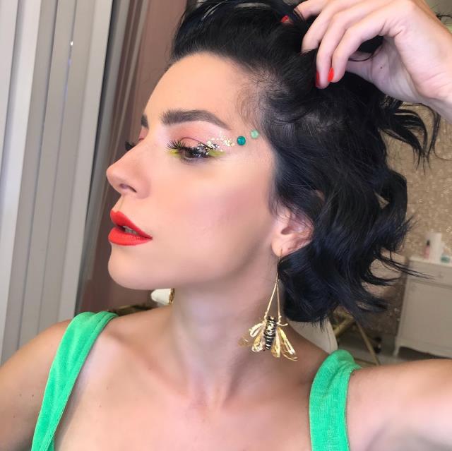 Dün akşam ilk konserini veren Merve Boluğur, kalça dansı yaptı Dün akşam ilk konserini veren Merve Boluğur, kalça dansı yaptı