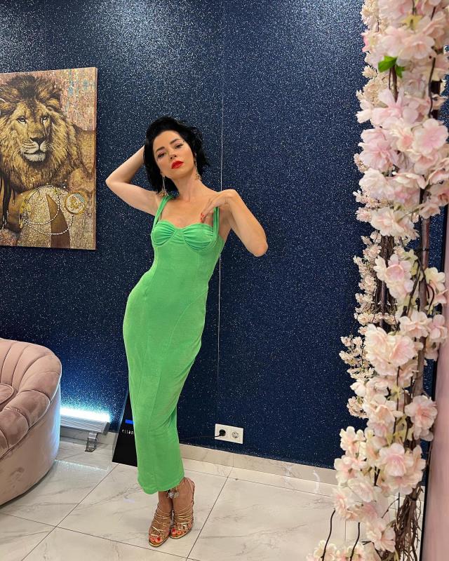 Dün akşam ilk konserini veren Merve Boluğur, kalça dansı yaptı Dün akşam ilk konserini veren Merve Boluğur, kalça dansı yaptı