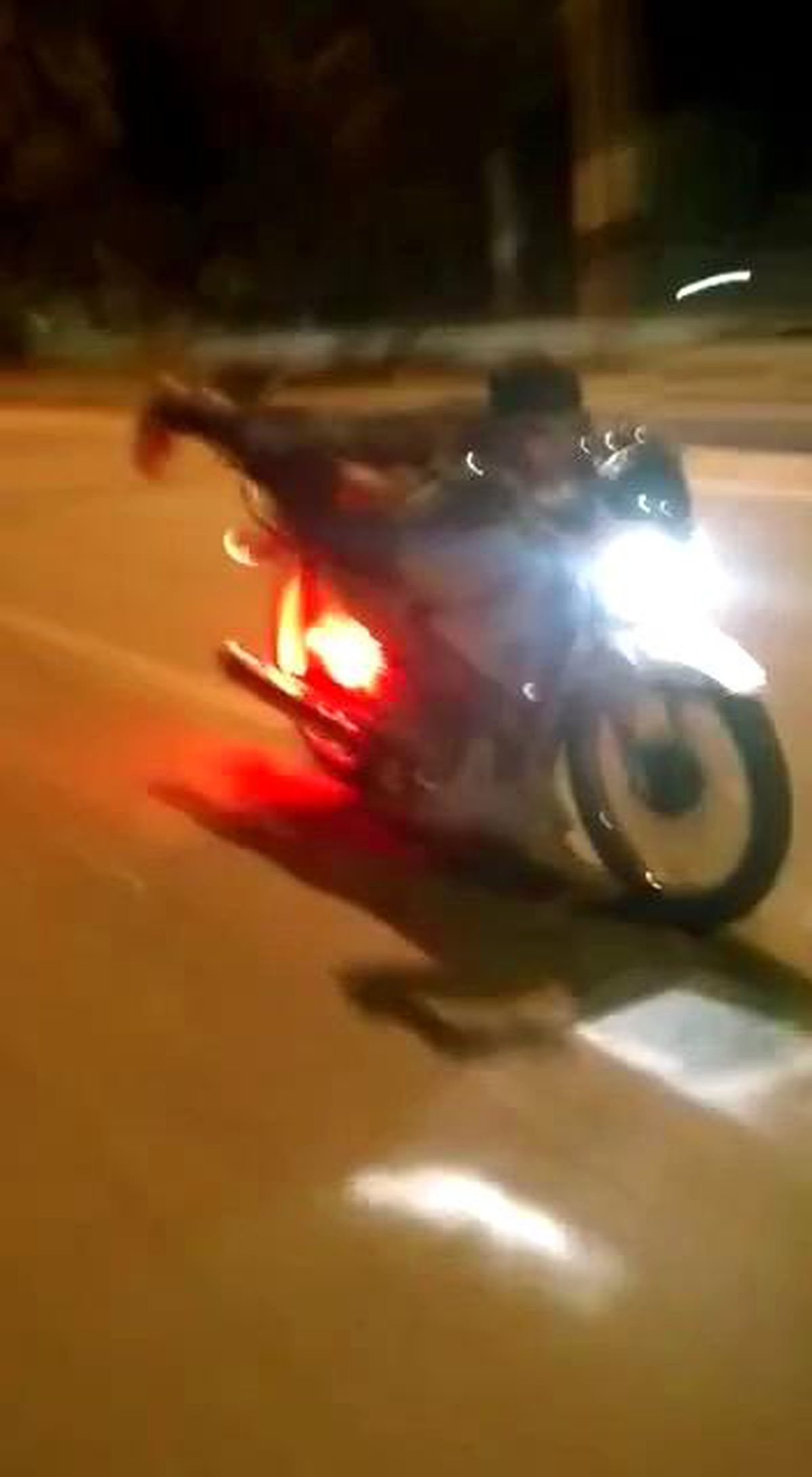 Ellerini bırakıp motorun üzerinde yatarak gitti