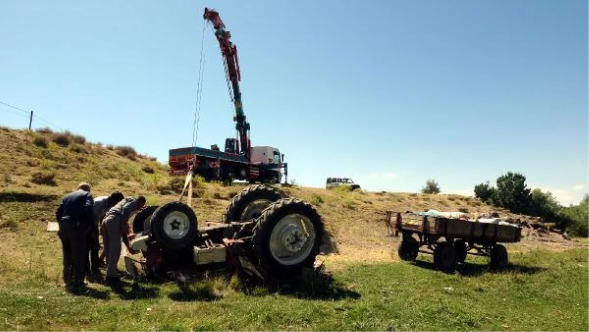 Erciş\'te yün yüklü traktör çaya yuvarlandı: 1 yaralı