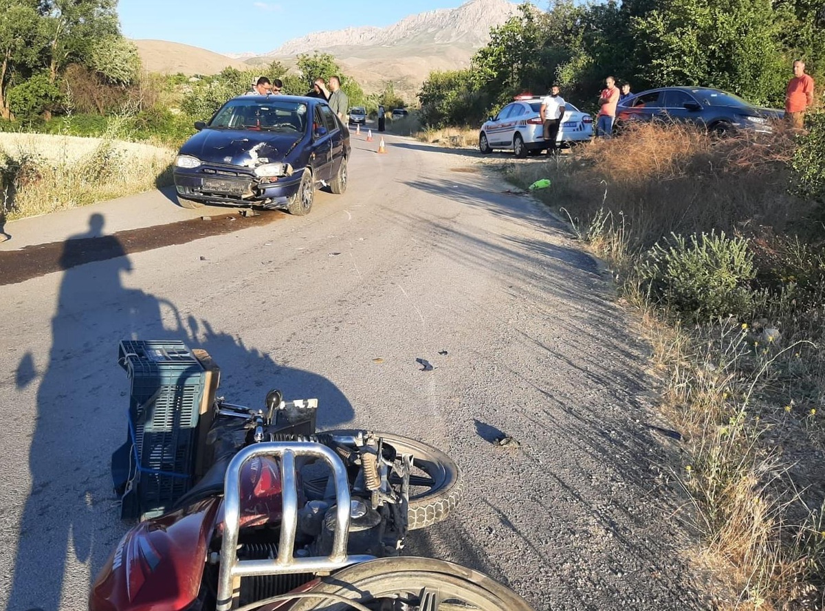 Erzincan\'da otomobille çarpışan motosikletin sürücüsü öldü