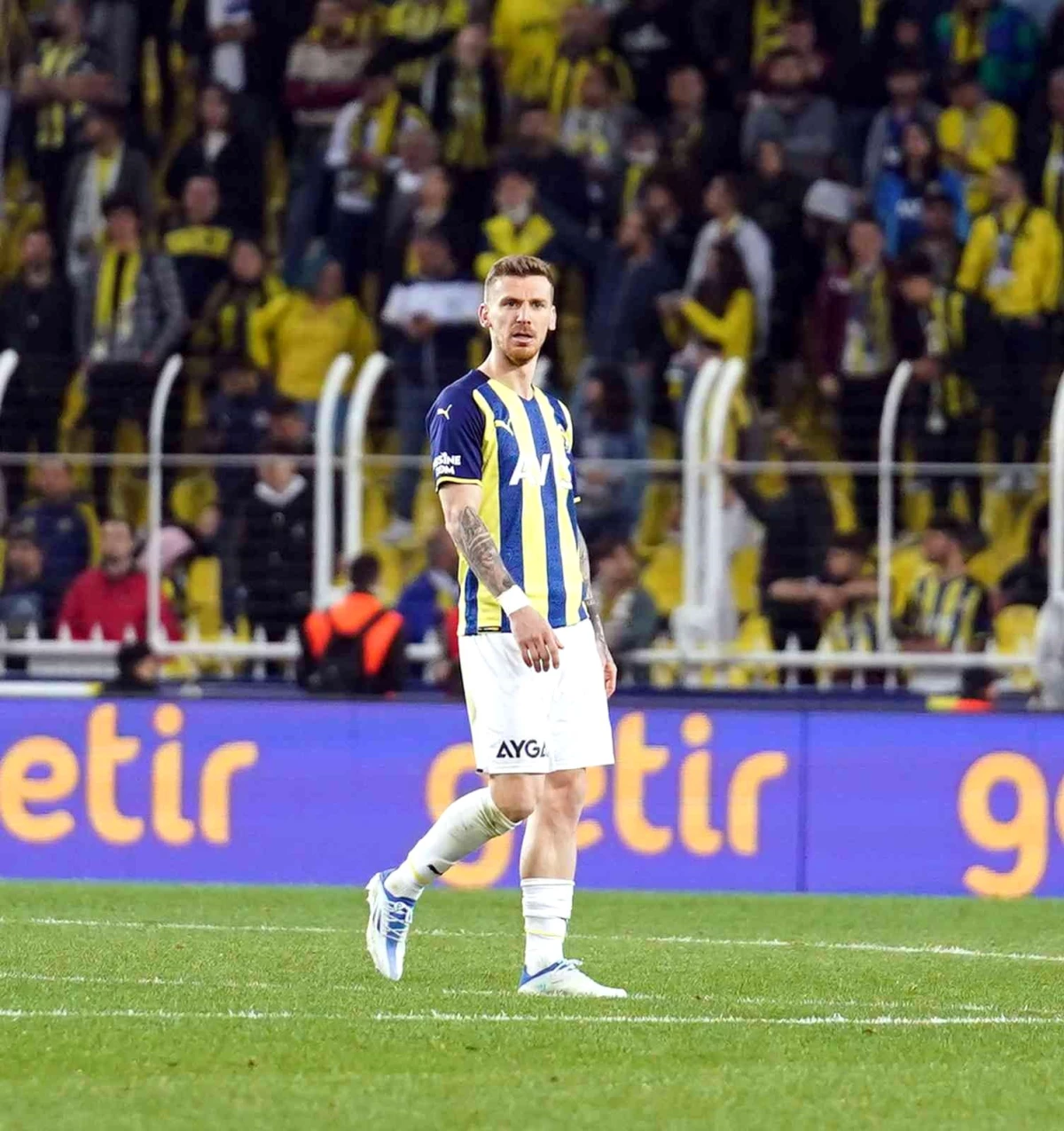 Fenerbahçe, deneyimli savunmacı Serdar Aziz\'in sol uyluk kasık bölgesinde 3. derece yırtık ve kanama tespit edildiğini açıkladı.