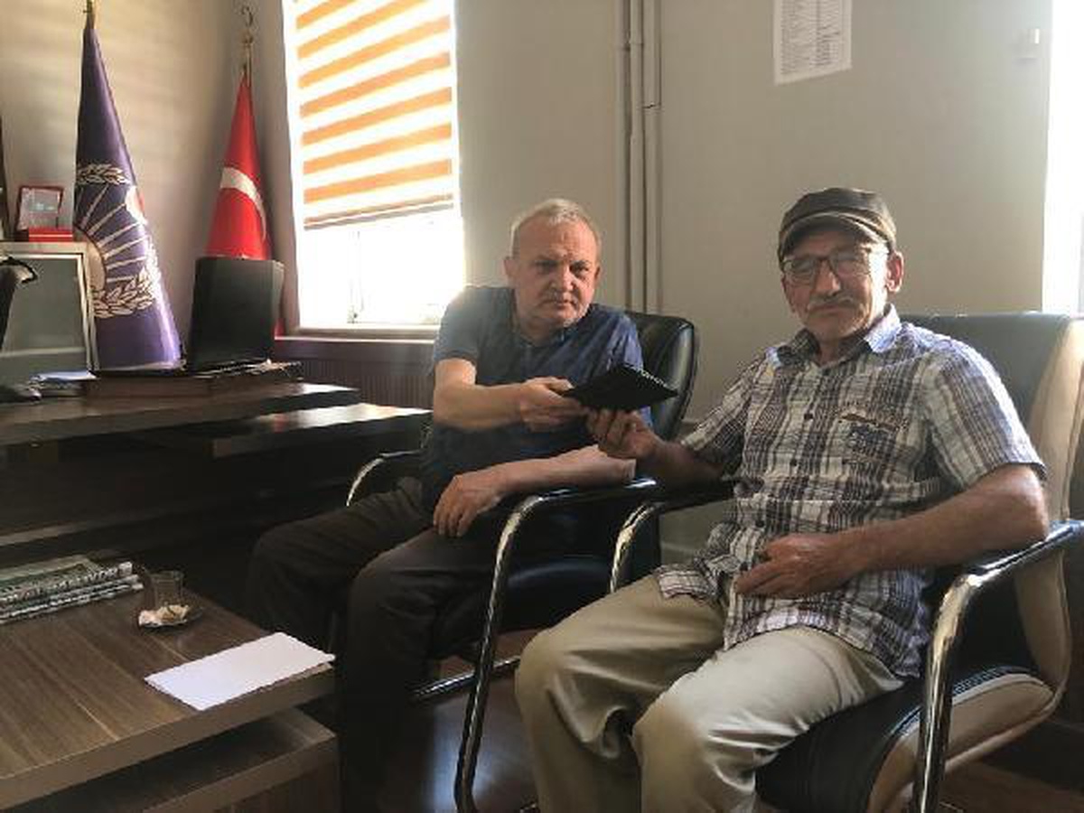 Market sahibi bulduğu içi altın ve para dolu çantayı sahibine teslim etti