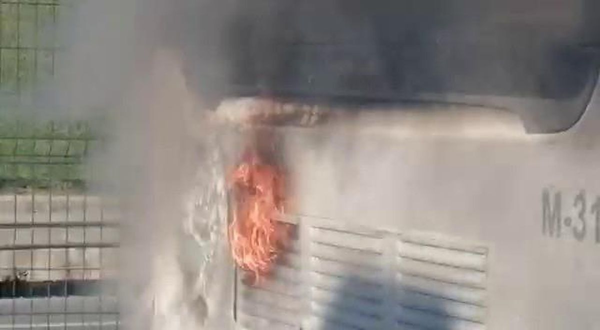 Kadıköy\'de metrobüste yangın çıktı, yolcular panikle dışarı atladı