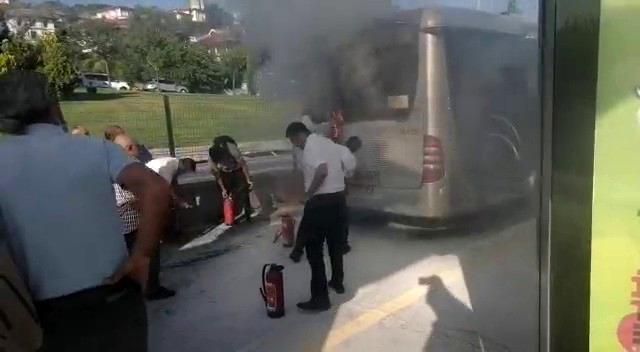 Kadıköy'de metrobüste çıkan yangın paniğe neden oldu! Yolcular can havliyle kendini dışarı attı