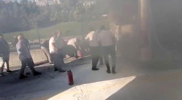 Kadıköy'de metrobüste çıkan yangın paniğe neden oldu! Yolcular can havliyle kendini dışarı attı
