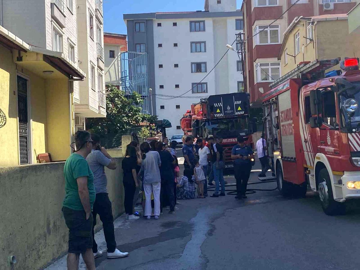 Kartal\'da 4 katlı binanın giriş katında yangın çıktı: Ev sahibi fenalık geçirdi