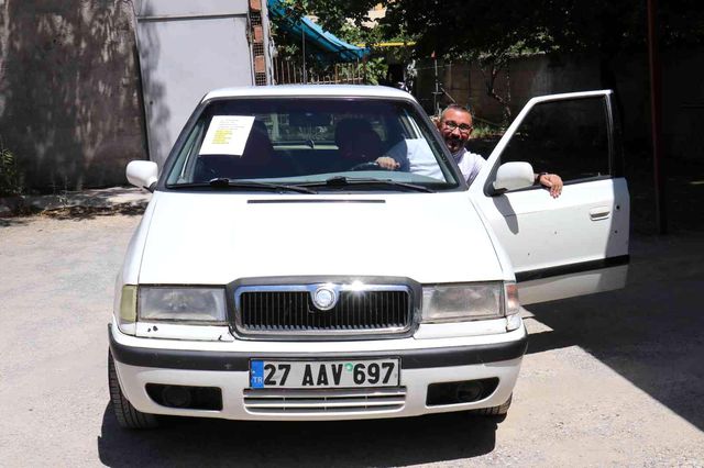 Kayısı talebine yetişemeyince aracını kayısı ile takas etme yoluna gitti Kayısı talebine yetişemeyince aracını kayısı ile takas etme yoluna gitti