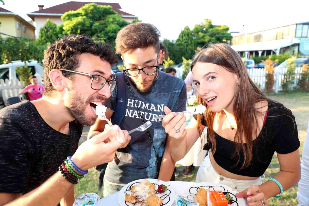 Kızarmış dondurma İzmitlilerin beğenisine sunuldu