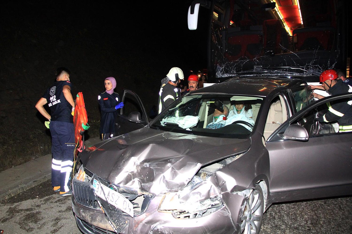Manisa\'da faciaya ramak kaldı: Otobüs ve 2 otomobilin karıştığı trafik kazasında 4 kişi yaralandı