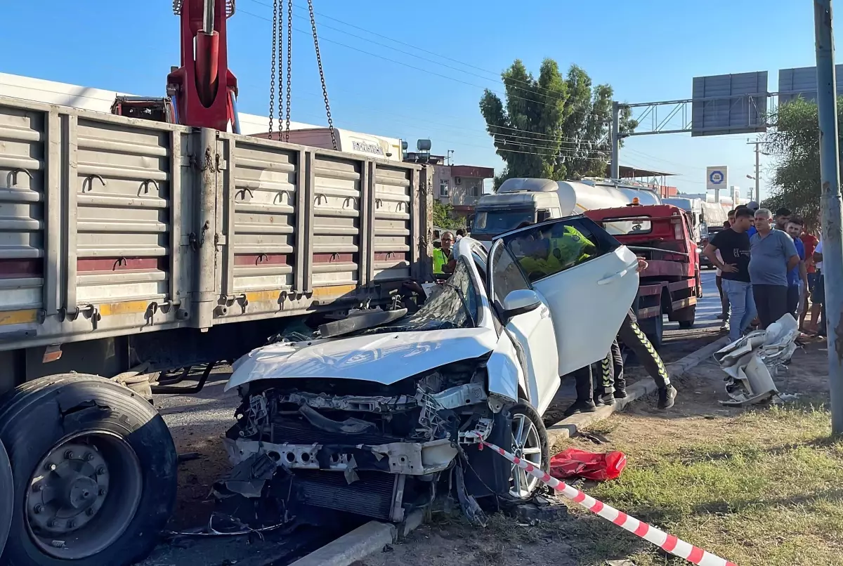 Mersin\'de tıra çarpan otomobildeki 3 kişi öldü