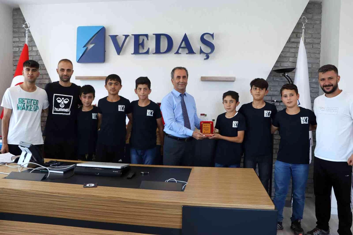 Minik sporculardan VEDAŞ\'a teşekkür ziyareti