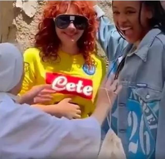 Rahibe sokak ortasında öpüşen kadınlara tepki gösterdi