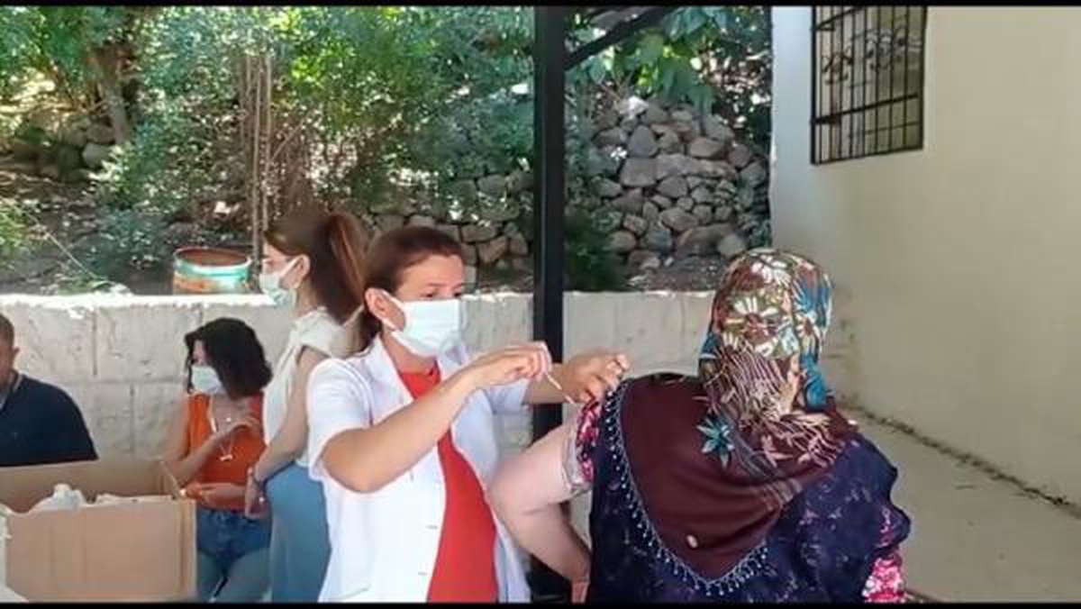 Sağlıkçılar mahalleye gidip engelli ve yaşlı vatandaşların hatırlatma aşılarını yaptı