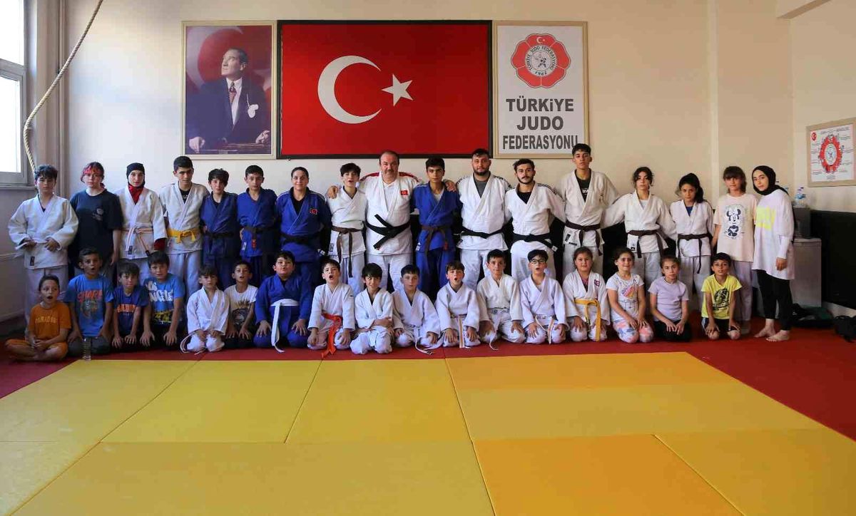 Spor İl Müdürü, minik judocular ile mindere çıktı