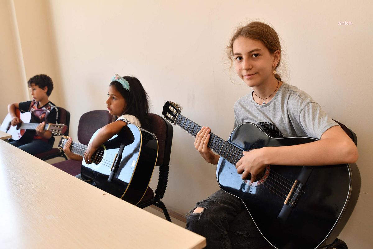 Tepebaşı Belediyesi\'nden Çocuklara Gitar Kursu