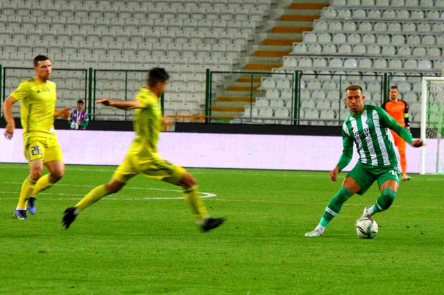 UEFA Konferans Ligi'ndeki temsilcimiz Konyaspor, rakibine 3 atarak avantajı kaptı
