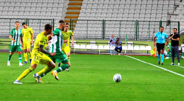 UEFA Konferans Ligi'ndeki temsilcimiz Konyaspor, rakibine 3 atarak avantajı kaptı
