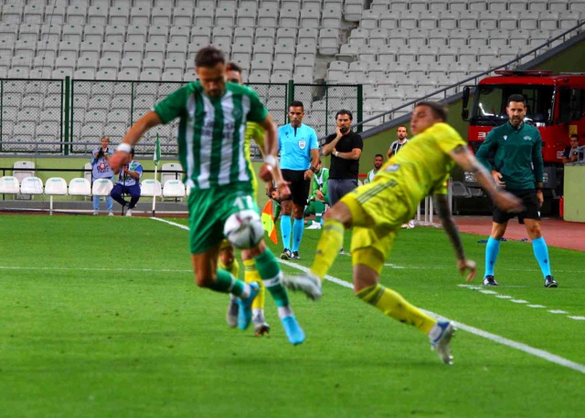 UEFA Konferans Ligi'ndeki temsilcimiz Konyaspor, rakibine 3 atarak avantajı kaptı