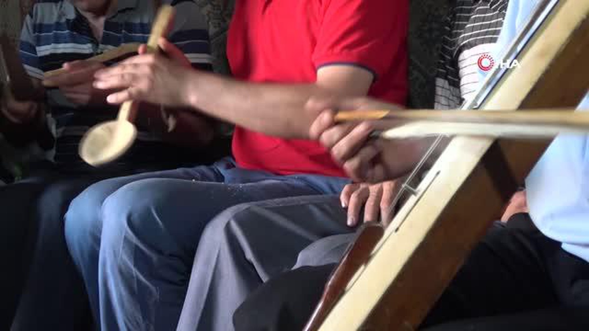 Yetmiş yıl önce göçtükleri köyün geleneklerini Bursa\'da yaşatmaya çalışıyorlar