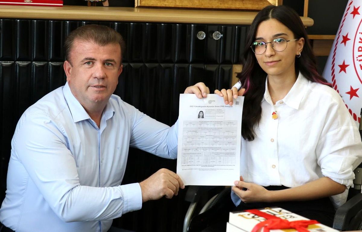 Adıyaman haberleri | YKS Adıyaman birincisi Seren Esmer, ödüllendirildi