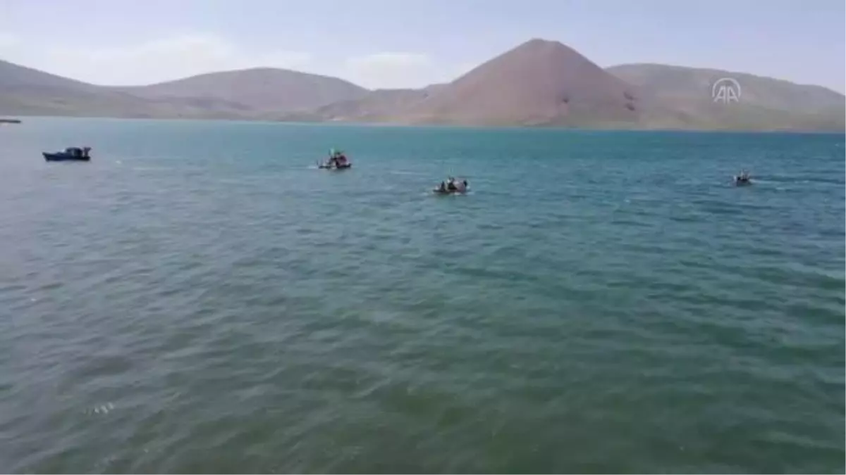 Ağrı\'daki 2 bin rakımlı Balık Gölü, flyboard sporcularını ağırladı