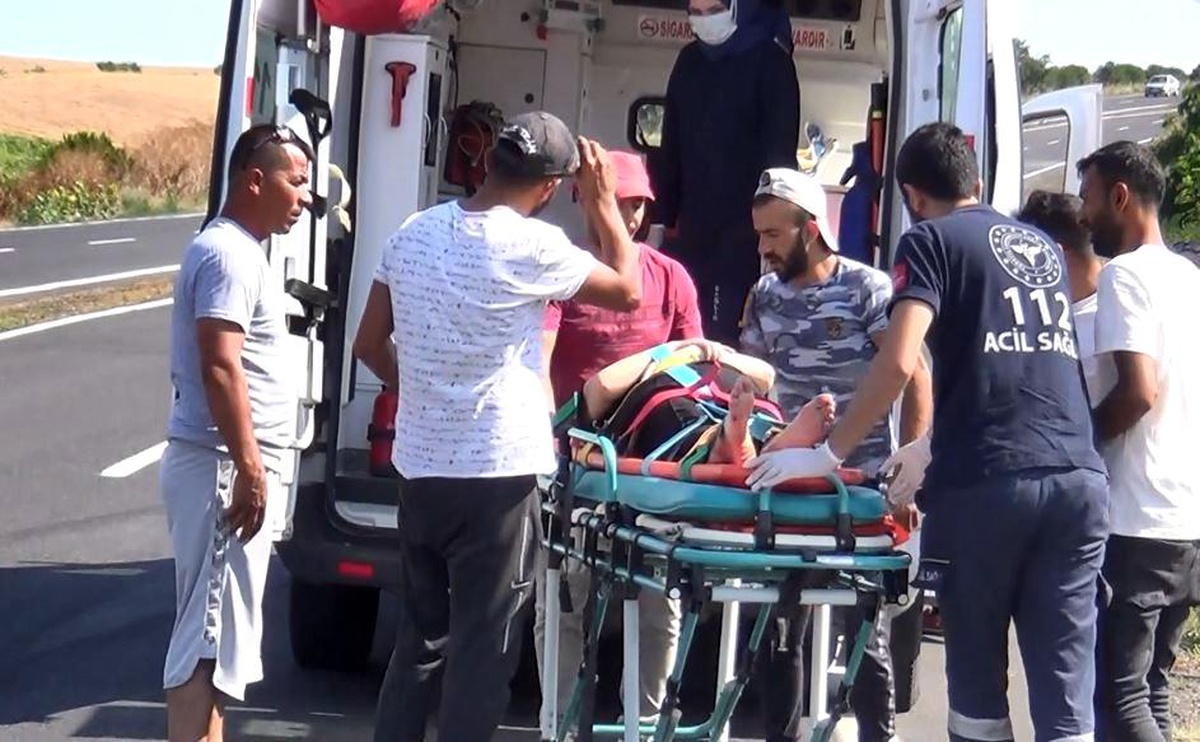 5 kişinin içerisinde bulunduğu otomobil şarampole devrildi