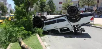 Adana'da refüjdeki ağaca çarpan araçtaki 4 kişi yaralandı