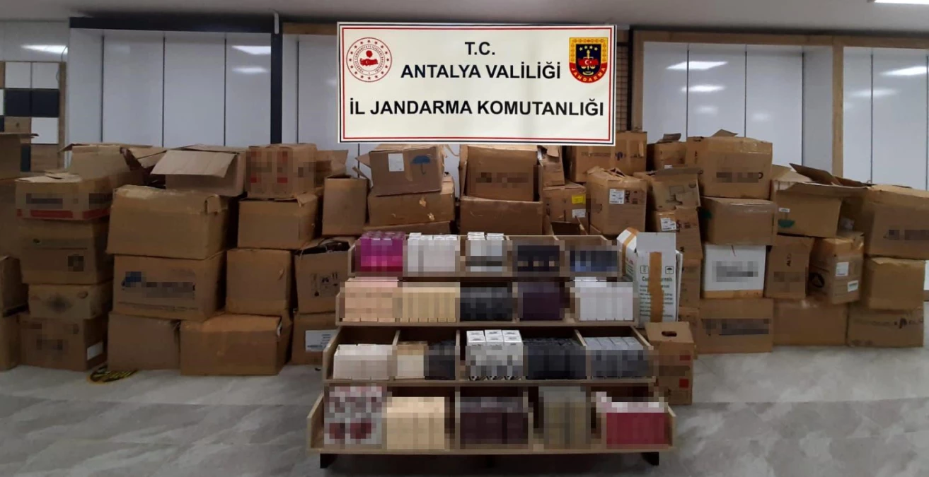 Antalya\'da 1 milyon 750 bin TL değerinde 8 bin 713 adet kaçak parfüm ele geçirildi