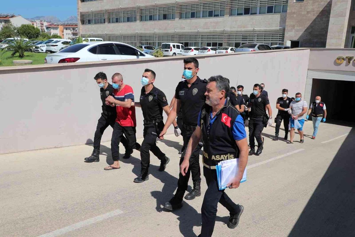 Antalya\'da çeşitli suçlardan aranan 50 kişi yakalandı