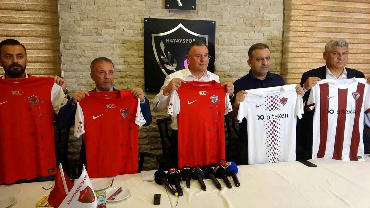 Atakaş Hatayspor\'un yeni sezonda giyeceği formalar basına tanıtıldı